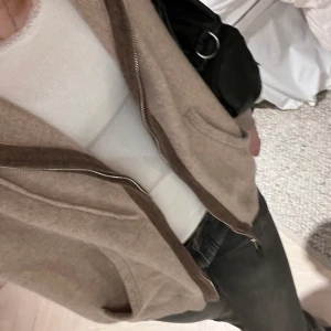 Stickad kofta med luva - Säljer denhär superfina stickade koftan i Kashmir med luva från ”Duca du S.giusto”. Lappen har lossnat på ena sidan men inget man tänker på. Storlek L men passar mig som brukar ha xs/s beroende på hur man vill att det ska sitta. 