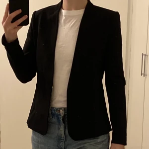 Svart kavaj strl 36 - Tidlös svart kavaj i strl 36 