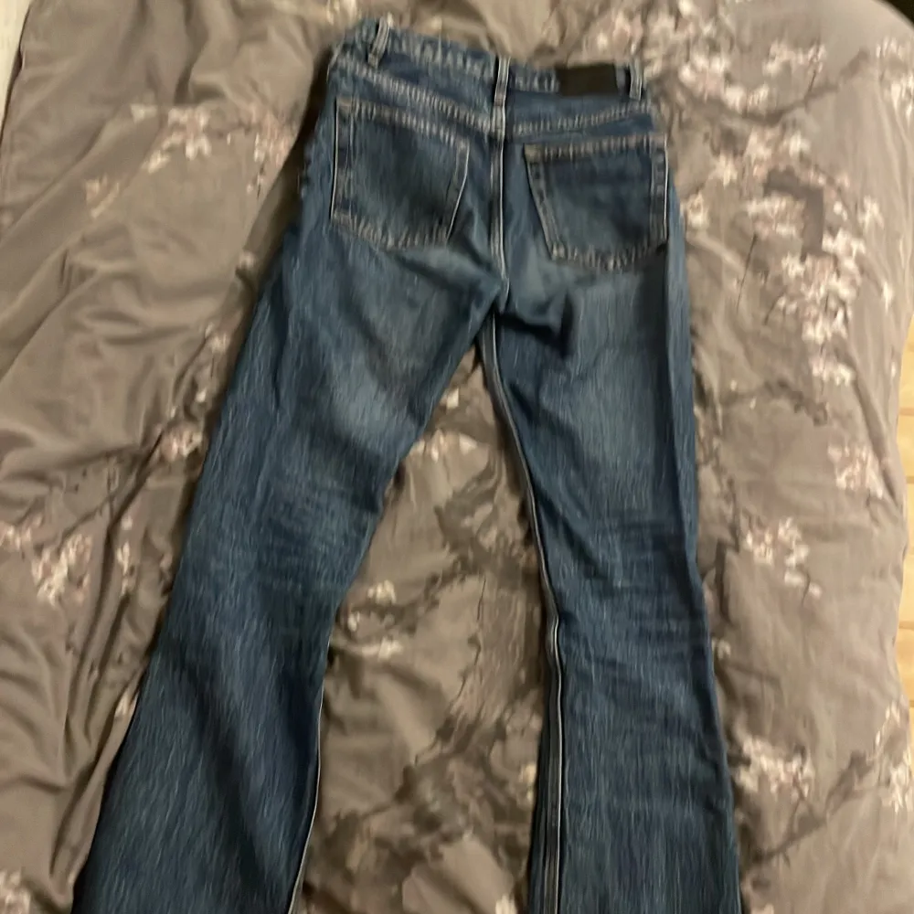 Skit snygga bootcut byxor från mango ser lite slitna ut på bilderna men de e verkligen inte de kan tyvärr inte visa hur de ser ut på eftersom de e för små . Jeans & Byxor.