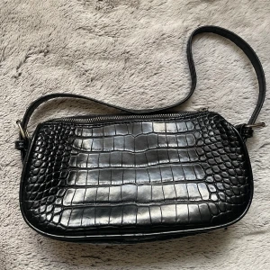 Svart väska  - En svart väska från nly Använt fåtal gånger