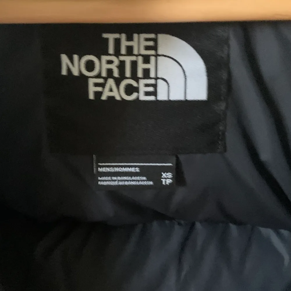 Intressekoll, tänkte eventuellt sälja min North face jacka, den är i ett jättefina skick och är som ny. Köpte den i vi vintras för lite mer än 3000kr. Det är i mansstorlek.💕. Jackor.