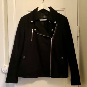 Jacka Filippa K - Det är dags att sälja den här underbara jackan. En perfekt höstjacka från Filippa K i ull. Varm och skön men utan att stickas. Jackan är i jättefint skick utan något att anmärka på. 