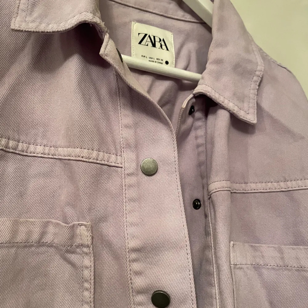 En fin jeans jacka i lila färg, köpt på Zara. Aldrig använt. Nypris 400kr. Jackor.