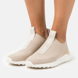 Michael kors body sneakers - Använda ca 4, dem är en storlek 36 men väldigt stora i storleken så passar mig som är en 37-37,5. Köpta ifrån Micheal kors egna butik, har även skolåda och kvitto!  (finns en brist och det är andra bilden längst ner på bandet, aldrig märkt av de förrs nu)