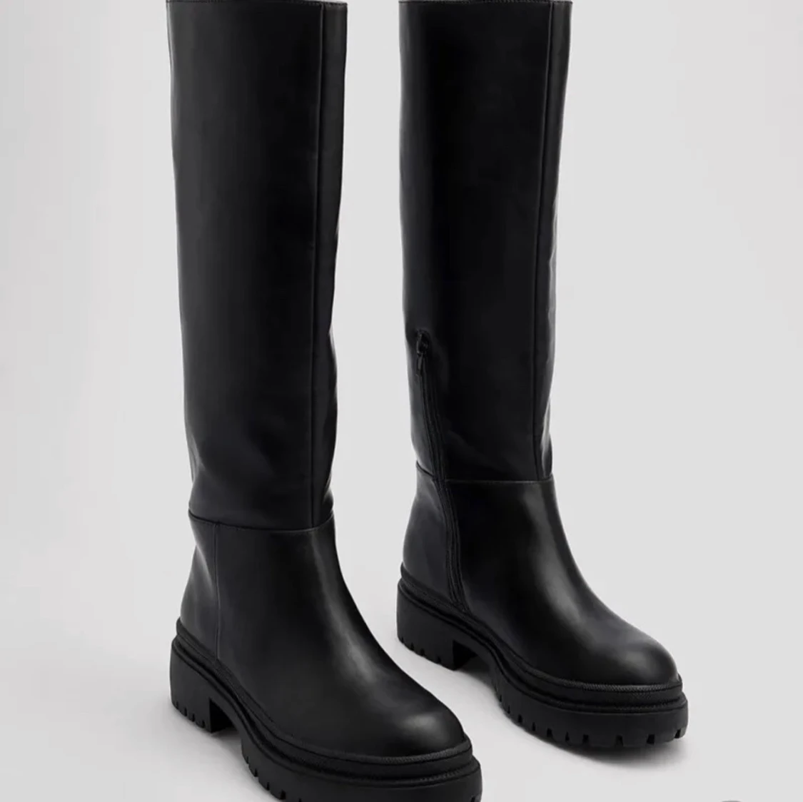 Svarta höga stövlar