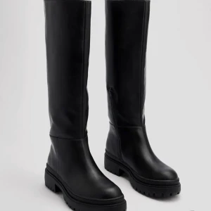 Svarta höga stövlar - Säljer mina svarta höga stövlar ifrån Ida Carlssons kollektion med NAKD. Dom är helt slutsålda. Säljer pga jag hittat ett par andra stövlar. Helt oanvända, endast testade på! :)