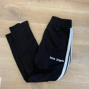 Palm angels byxor - Svarta palm angels byxor stl s. Finns bevis på att dom är äkta. Säljer pga lite för korta. Nypris 3500kr