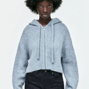 Stickad zip hoodie - Ett stickad zip hoddie från zara. Den är aldrig använd och därför sitter prislappen kvar. Original pris 399kr.💗💗💗