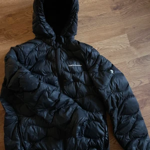 Peak performance helium dam jacka - Hej! Säljer min Peak performance helium dam jacka i storlek L. Använd men förutom den lilla skadan i fint skick.  Köpt på peak performance för 2500:- Har ett litet hål, som lätt går att laga . Säljer för 750kr.