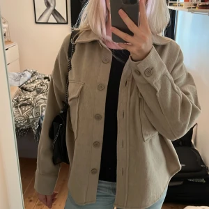 Jacka trendig - Säljer en helt oanvänd nyköpt jacka, inga defekter och absolut nyskick.  Färg: Beige Storlek: XS men sitter väldigt overzise. Jag tar normalt S.  Jag köpte för 899 kronor. 