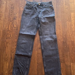 Zara jeans - Svarta jenas från Zara. Rak modell