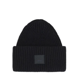 Acne Studios  - Jag säljer min älskade Acne mössa❤️har använt den förra vintern, men användes få gånger💕skriv för fler bilder. Nypris är 1300kr, den är köpt på Jackie i Fältöversten🥰är i nyskick och har inga tecken på användning👍