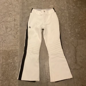 8848 skidbyxor  - Jag säljer ett par vita skidbyxor från 8848 i storlek 150 men skulle säga att de passar en xxs! Väldigt fint skick endast använda en vecka i fjällen! Tvättas såklart innan de skickas⛷️ Säljs för 400+frakt kan även mötas upp🎿