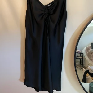 Satinklänning  - Satinklänning från BikBok i storlek L. Knappt använd.