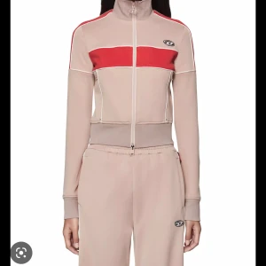 Diesel Tracksuit - Äkta Disel Tracksuit! 2022 fashion show. Använd en gång hemma.   Byxa och topp. Köpt för 3500.