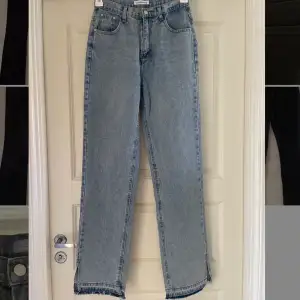 Jeans i en rak modell med slits från venderbys.dk med medelhög midja💗storlek M💗