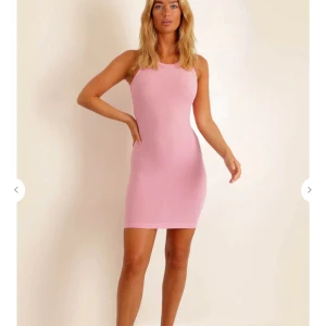 Oanvänd rosa ribbad Klänning Chiquelle  - Helt oanvänd kortare rosa klänning från chiquelle. Älskar modellen på klänningen ,   | Köparen står för frakten , paketpris vid köp av flera plagg💓 Hör av er vid ev. frågor