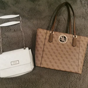 Guess - Guess väskor i nyskick. Fick dom i present och det är inte min stil så därför oanvända. Säljer för 300 kr styck 