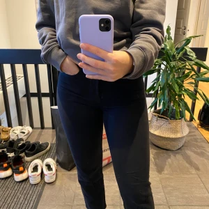 Levis jeans - Säljer mina jeans från Levis i storlek 26. De passar mig som vanligtvis bär storlek S. Tveka inte att höra av dig ifall du undrar något. Priset går att diskuteras💗