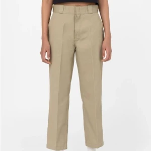 Dickies nya 874 cropped - Säljer mina helt nya dickies 874 cropped pga att de är i små för midjan för mig. Storlek W30 🌞