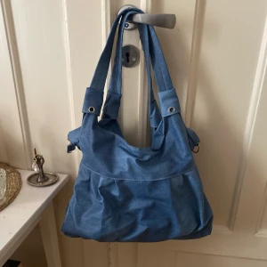 Väska  - Jätte fin blå väska. Rymlig å bra skick💙