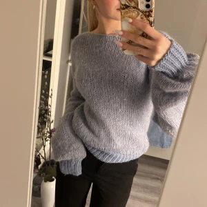 Stickad tröja - Säljer denna fina ljusblå stickade då jag aldrig använder blått. Använd kanske 3 gånger så i jätte bra skick. skriv för fler bilder eller om ni har någon fundering💕