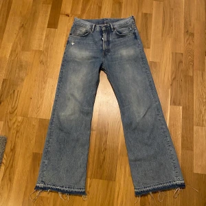 Acne studios jeans - Acne studios 2021 loose bootcut. Använda ett fåtal gånger, nypris 2700kr Released hem för att få dem längre Storlek 29/30 men sitter 30/32 