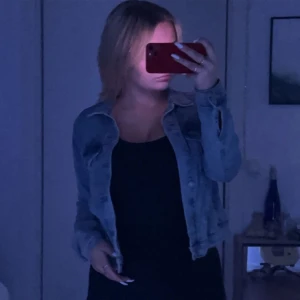 Jeansjacka  - Jättefin jeansjacka som sitter jättebra 🤍 säljer pga att jag har flera jeansjackor