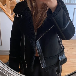 Jacka med teddyfoder - Intressekoll på min svin snygga och användbara jacka från Zara. Jackan är inköpt förra vintern för 859kr men har knappt använts, nyskick🤝🏼  