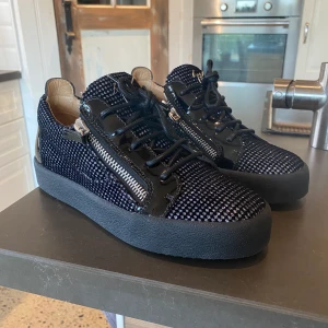 Giuseppe zanotti  - Säljer mina Giuseppe zanotti skor som är i storlek 39. Dom är använda men dom ser helt nya ut.