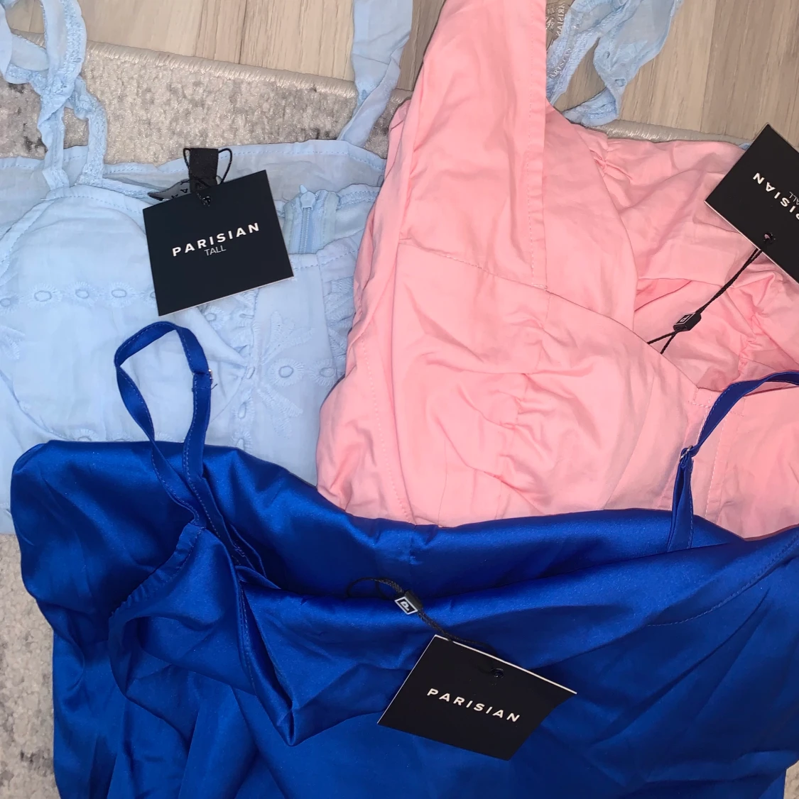 Ett kit med färgglada sommarklänningar/festklänningar  - 90