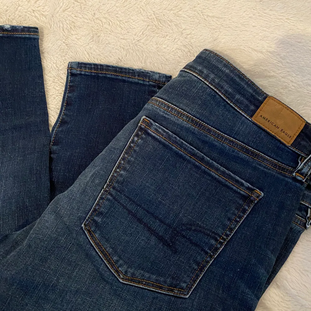 Ett par alldeles nya American egale jeans. De finns jätte fina fickor på baksidan och är jätte bekväma. ALERIG använt dem. . Jeans & Byxor.