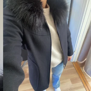 Kappa med päls  - Så fin kappa i kort modell med avtagbar päls, från Zara strl S, använd men i fint skick 🤎🍂 liknar meotine-kappan, frakt 66kr