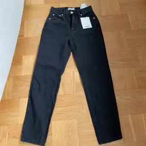Säljer ett par svarta mom jeans från Pull & Bear. Aldrig använda och har prislapp kvar! Säljs pga för stora! Jeansen är i st 34. Frakt tillkommer för köparen! Ingen ångerrätt, köpt är köpt! 