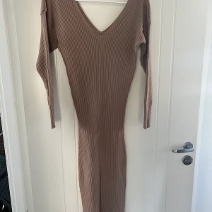 Klänning  - Stickad klänning i beige färg. Storlek 12 motsvarar M/L. 🤎