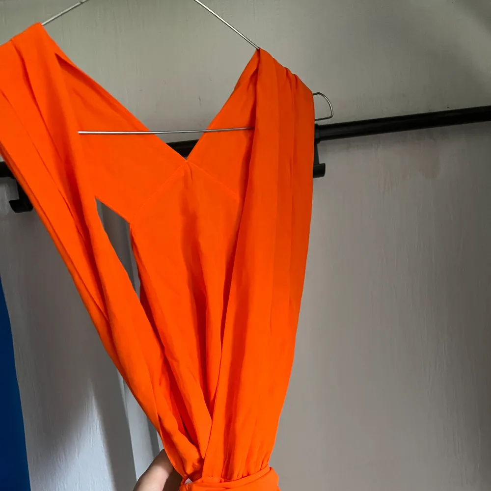 En helt ny orange klänning som passar olika stilar. Ettikett kvar. Klänningen har en öppen rygg och ett knytband runt midjan. Den är i storleken S/38🧡 Hör av dig ifall du är intresserad! 🧡. Klänningar.