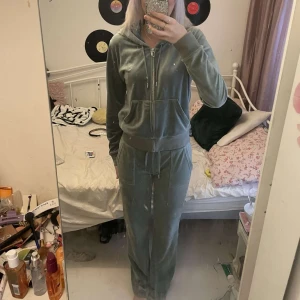 juicy couture set  - nästan oanvänt sett, byxorna är i storlek S och koftan M. säljs för 1000 + frakt. bilderna är lånade , 500 för bara koftan eller bara byxorna 