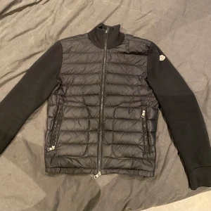 Moncler cardigan - Moncler cardigan i storlek M, 8/10 skick pga ett väldigt litet hål på ena ärmen som inte syns när man har den på. Om priset inte passar är det bara att buda. 