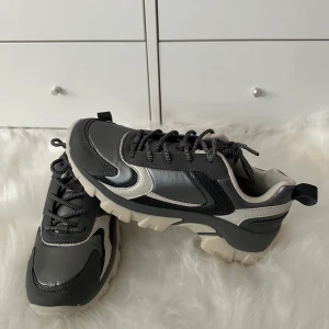 Sneakers  - Ett par nya sneakers i storlek 40 men kan även passa storlek 41. Aldrig använda 