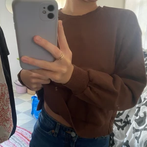 Brun Sweatshirt  - Brun sweatshirt från Stradivarius, i jättebra skick! 