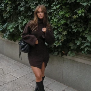 Stickad klänning i brun - Ida Carlsson x Nakd - Säljer denna klänning då jag beställde 2 storlekar, helt slutsåld! Höstens klänning, aldrig använd! Från Ida Carlsson x Nakd  Buda från 450 kr eftersom den är slutsåld!   Kan sälja direkt vid bra bud privat