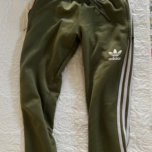 Adidas byxor  - Ett par Adidasbyxor samt en t-shirt. Inköpta på jdsport för 800kr. Paketpris, båda stl S