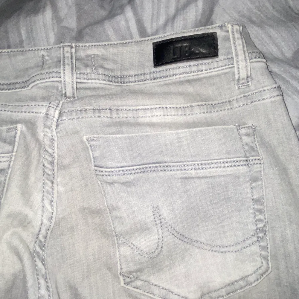 säljer dessa snygga ltb jeans köpa från zalando för några månader sedan, nypris 829 kr priset kan diskuteras 💕💕 storlek W28 L32 skulle säga att det motsvarar storlek 34-36, de är väldigt stretchiga.. Jeans & Byxor.