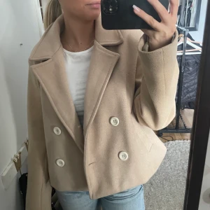 Kort kappa  - Kort kappa från NAKD i strl 34 från förra året. Passar även 36. Köp direkt för 800.  Frakt tillkommer  Tryck ej på köp direkt, skriv till mig först !! 