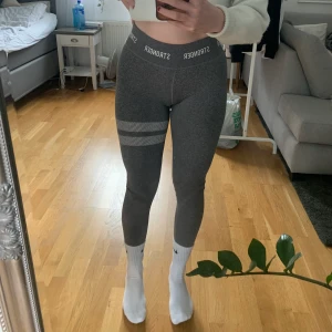 Träningstights Stronger  - Gråa träningstights från Stronger!  Använda men i fint skick. Storleken syns ej på byxan men passar mig bra som har xs-s. Jätte snygga och sitter jätte bra!