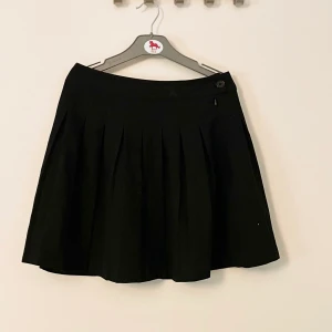 svart kjol storlek S - säljer en svart veckad kjol som tyvärr är för liten för mig