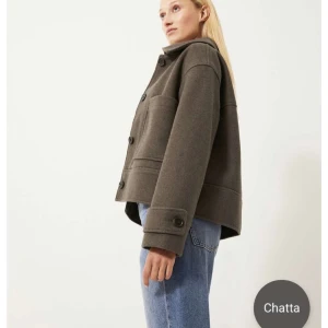 Jacka - Säljer denna populära jacka från Kappahl! Så fin och andvänd ca 3 gånger! Skicket är bra och inga defekter! Jag har vanligtvis S men denna som är M passar mig super! Föreslå om pris! 