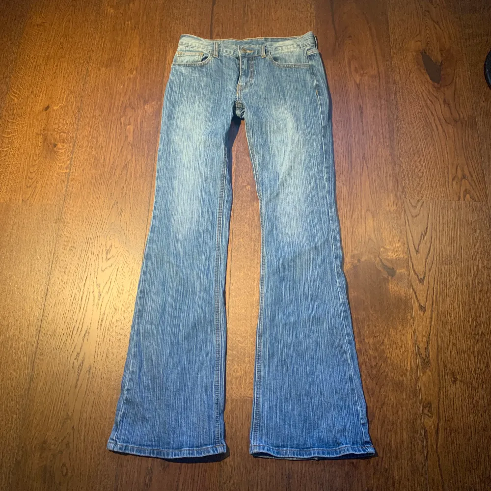 Lågmidjade jeans från Brandy Melville i den populära modellen Brielle. Superbra skick och storlek small. . Jeans & Byxor.