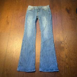 Lågmidjade jeans från Brandy Melville i den populära modellen Brielle. Superbra skick och storlek small. 