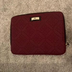 Datorfodral - Säljer nu mitt datorfodral från Day då jag har köpt ett nytt ❤️ Det är vinrött ❤️